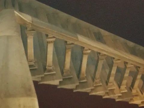 Shkallë druri me kangjella të gdhendura
